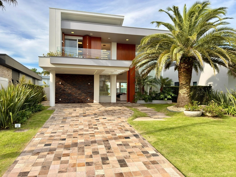 SOBRADO BEIRA LAGO COMPOSTO POR 05 SUÍTES EM CONDOMÍNIO FECHADO: 1ª foto da galeria de imagens do imóvel