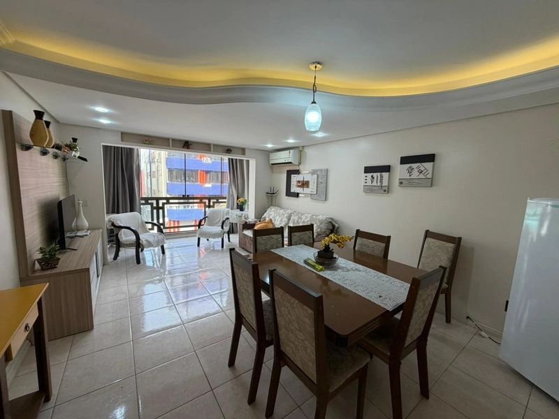 APARTAMENTO DE FRENTE A UMA QUADRA DO MAR