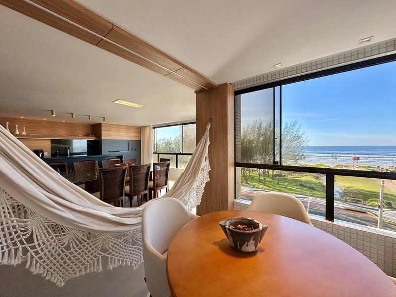 AMPLO APARTAMENTO MOBILIADO E DECORADO DE FRENTE PARA O MAR!