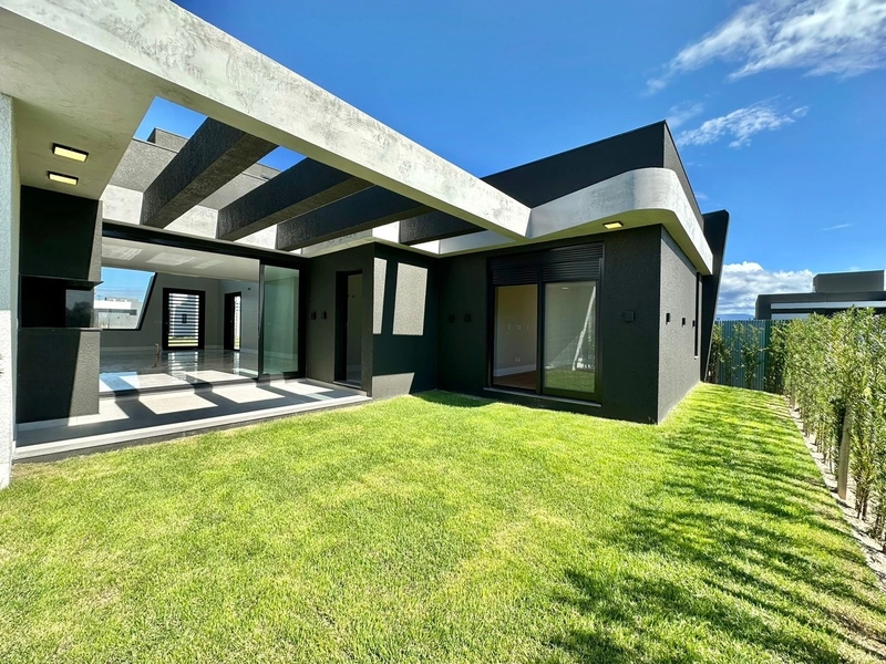 CASA À VENDA COM ARQUITETURA MODERNA: 13ª foto da galeria de imagens do imóvel