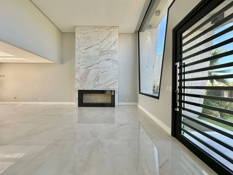 CASA À VENDA COM ARQUITETURA MODERNA: 3ª foto da galeria de imagens do imóvel