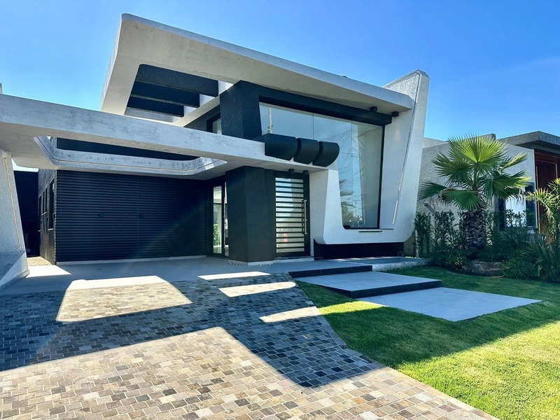 CASA À VENDA COM ARQUITETURA MODERNA: 1ª foto da galeria de imagens do imóvel