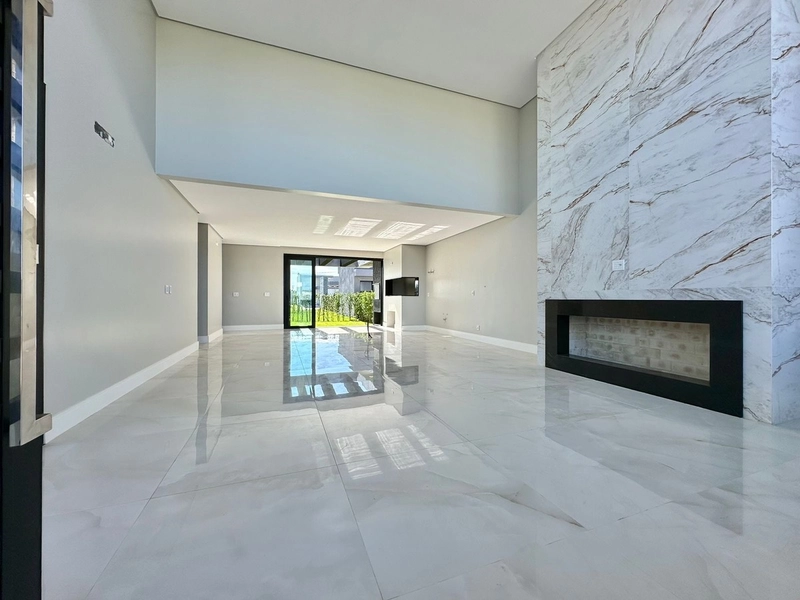 CASA À VENDA COM ARQUITETURA MODERNA: 2ª foto da galeria de imagens do imóvel