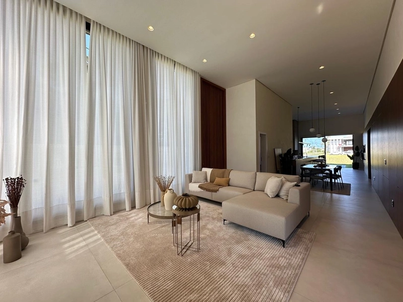 CASA DE 04 SUÍTES, DECORADA EM CONDOMÍNIO FECHADO COM INFRA COMPLETA!: 2ª foto da galeria de imagens do imóvel