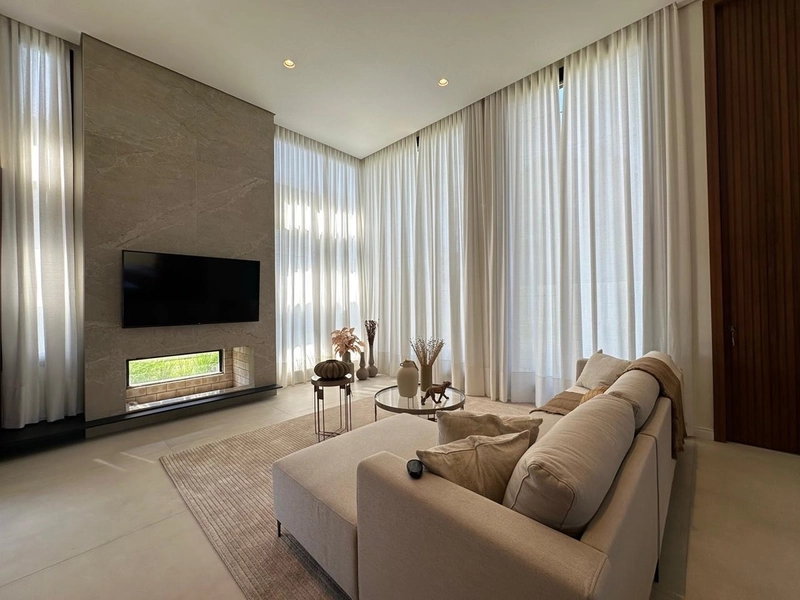 CASA DE 04 SUÍTES, DECORADA EM CONDOMÍNIO FECHADO COM INFRA COMPLETA!: 3ª foto da galeria de imagens do imóvel