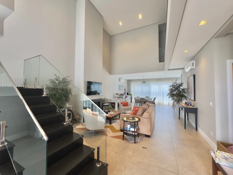 CASA EM COND. FECHADO COMPOSTA POR 05 SUÍTES - INFRA COMPLETA!: 2ª foto da galeria de imagens do imóvel