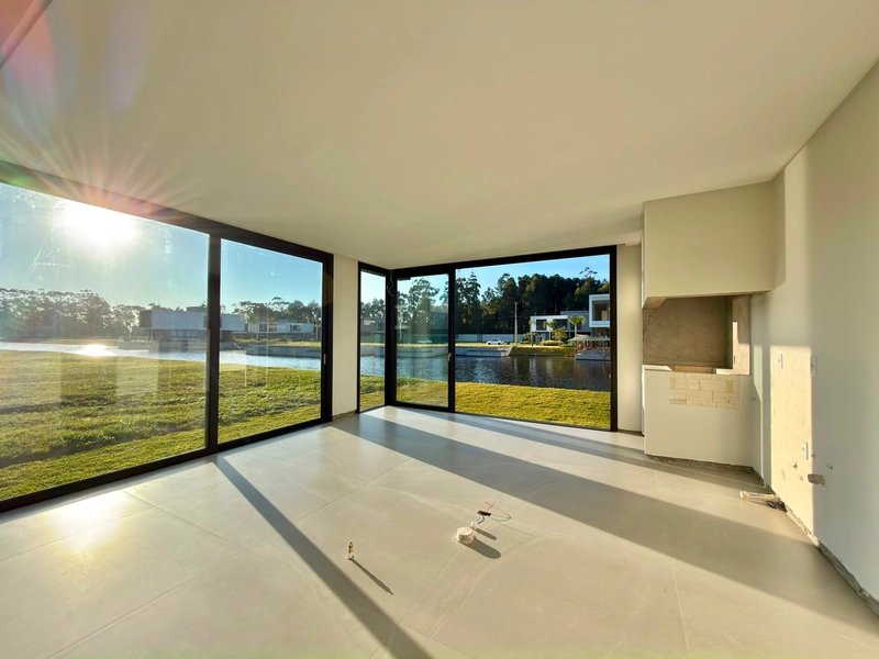 SEU REFÚGIO EM ATLÂNTIDA - EXCELENTE CASA BEIRA LAGO EM COND. FECHADO!: 5ª foto da galeria de imagens do imóvel