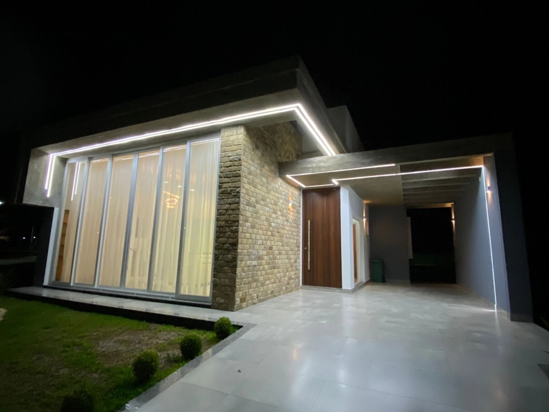 CASA COM 04 SUÍTES MOB. & DECORADA EM COND. FECHADO: 2ª foto da galeria de imagens do imóvel