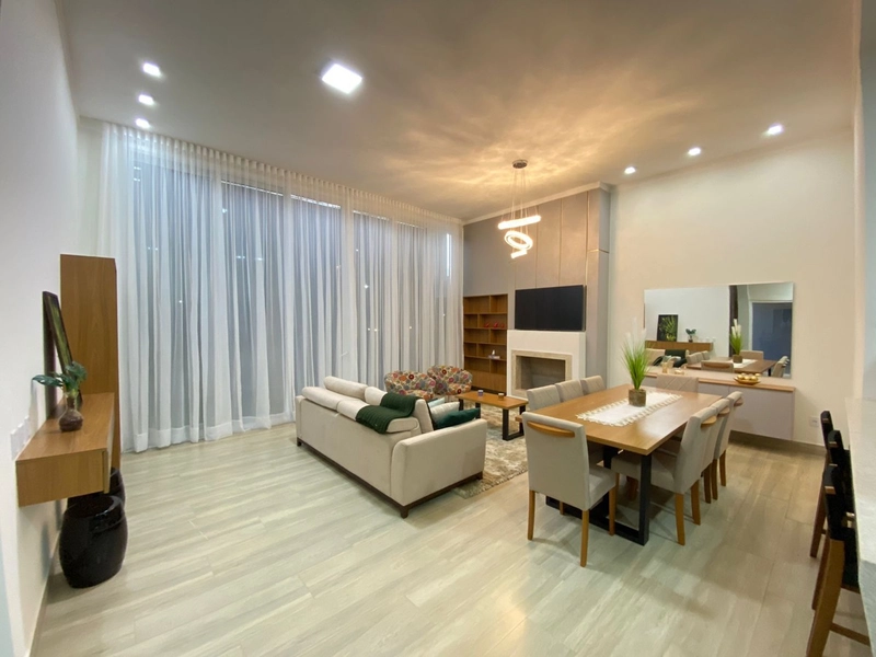 CASA COM 04 SUÍTES MOB. & DECORADA EM COND. FECHADO: 3ª foto da galeria de imagens do imóvel