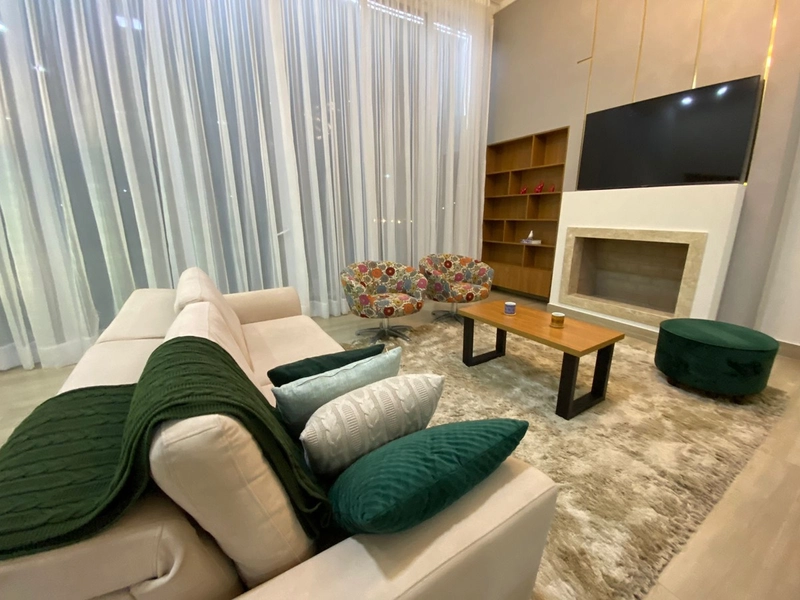 CASA COM 04 SUÍTES MOB. & DECORADA EM COND. FECHADO: 10ª foto da galeria de imagens do imóvel