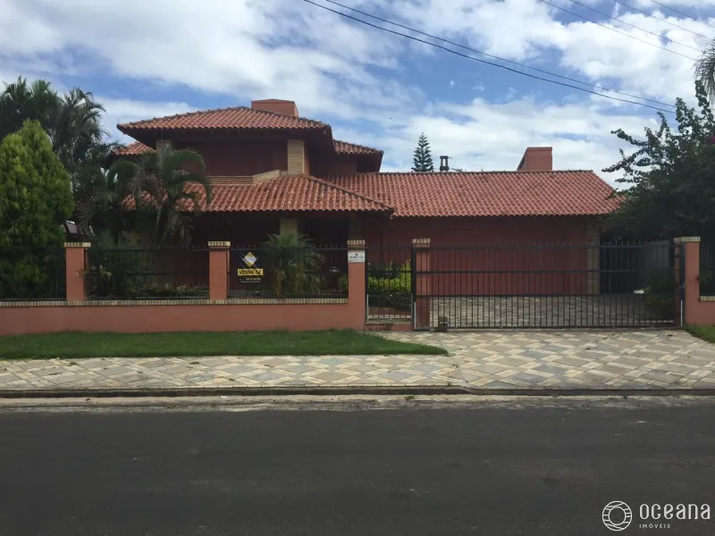 Casa em bairro nobre: 1ª foto da galeria de imagens do imóvel