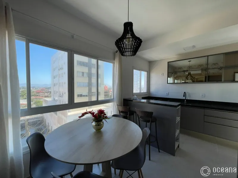 Apartamento com sacada integrada com churrasqueira na Zona Nova.