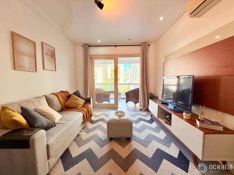 APARTAMENTO COM SACADA DE FRENTE AO LADO DA PRAÇA FLÁVIO BOIANOVISK!!