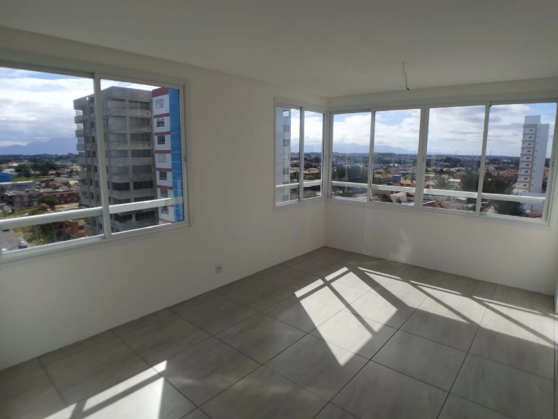 Sacada de frente com vista para o mar e praça: 1ª foto da galeria de imagens do imóvel