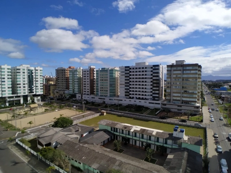Sacada de frente com vista para o mar e praça: 3ª foto da galeria de imagens do imóvel