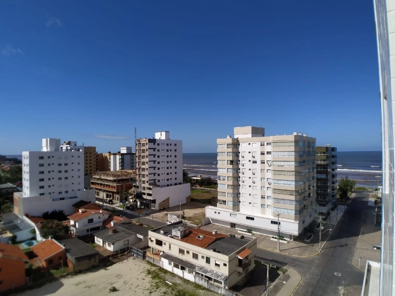 Sacada de frente com vista para o mar e praça: 4ª foto da galeria de imagens do imóvel