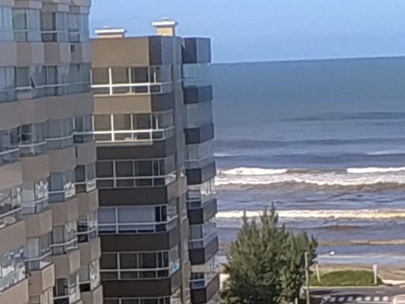 Sacada de frente com vista para o mar e praça: 5ª foto da galeria de imagens do imóvel