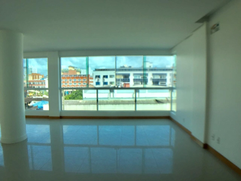 QUE TAL DAR UMA OLHADA NO MOVIMENTO SENTADO NA SUA SALA?: 2ª foto da galeria de imagens do imóvel