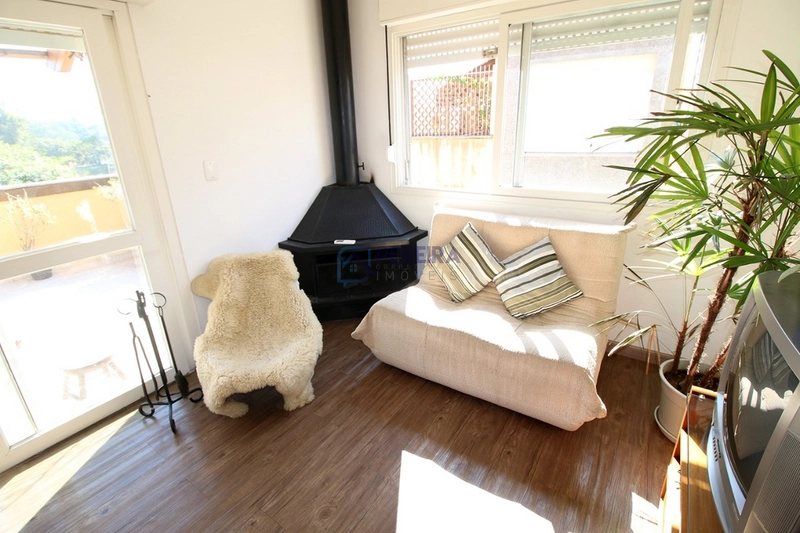 Duplex com 2 dormitórios em Porto Alegre: 1ª foto da galeria de imagens do imóvel