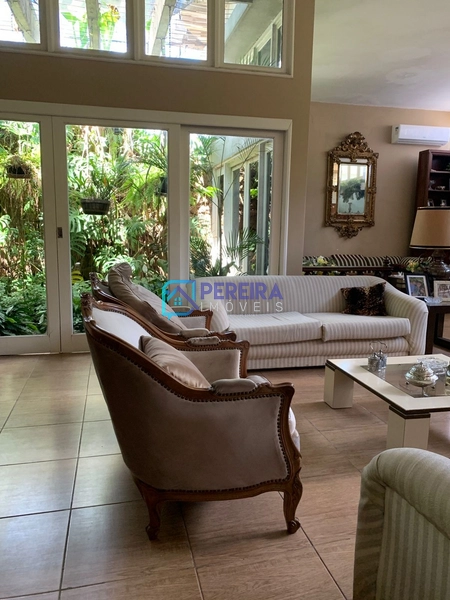 Casa com 05 dormitórios em localização privilegeada: 3ª foto da galeria de imagens do imóvel