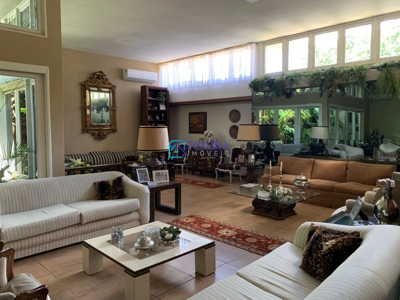 Casa com 05 dormitórios em localização privilegeada: 2ª foto da galeria de imagens do imóvel