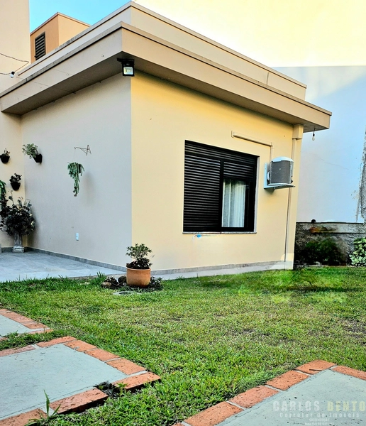 CASA COM 03 DORMITÓRIOS SENDO 01 SUITE: 1ª foto da galeria de imagens do imóvel