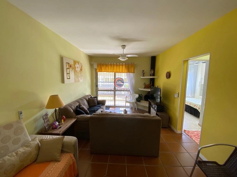APARTAMENTO TÉRREO A UMA QUADRA DO MAR: 3ª foto da galeria de imagens do imóvel