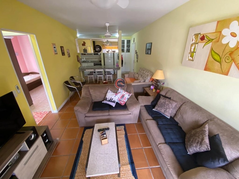 APARTAMENTO TÉRREO A UMA QUADRA DO MAR: 1ª foto da galeria de imagens do imóvel
