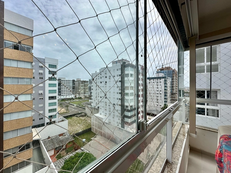 Apartamento sacada de frente 02 dormitórios mobiliado 01 quadra do mar: 5ª foto da galeria de imagens do imóvel