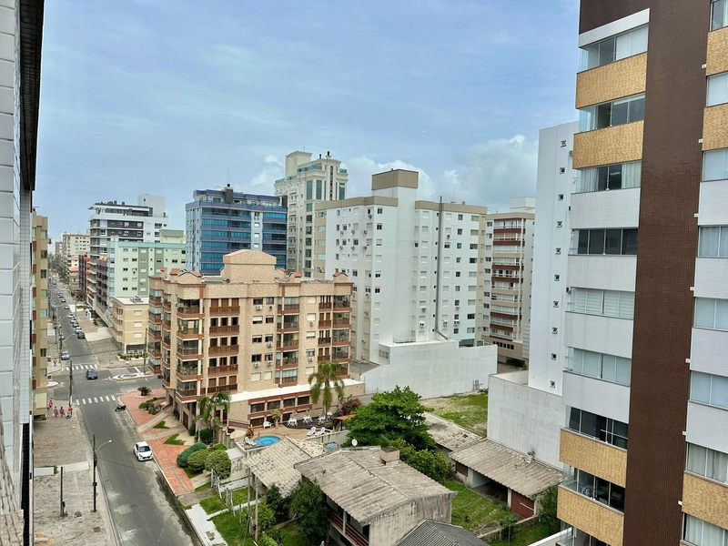Apartamento sacada de frente 02 dormitórios mobiliado 01 quadra do mar: 7ª foto da galeria de imagens do imóvel
