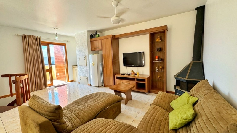 Duplex com 02 dormitórios, Mobiliado, sacada em L a 03 quadras do mar: 2ª foto da galeria de imagens do imóvel