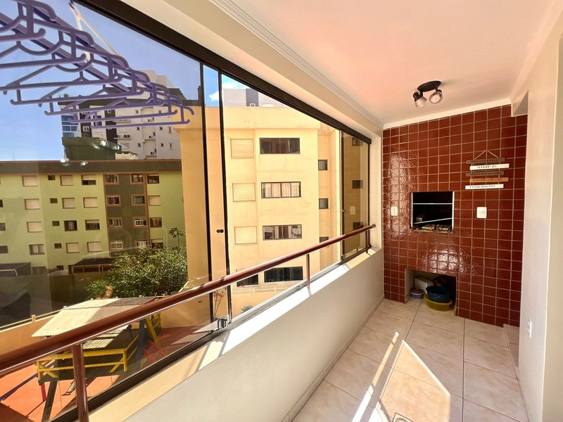 Duplex com 02 dormitórios, Mobiliado, sacada em L a 03 quadras do mar: 1ª foto da galeria de imagens do imóvel