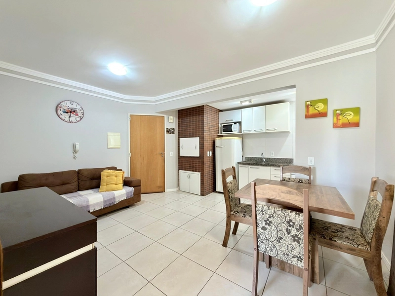 Apartamento 01 dormitório uma quadra do mar com box de garagem