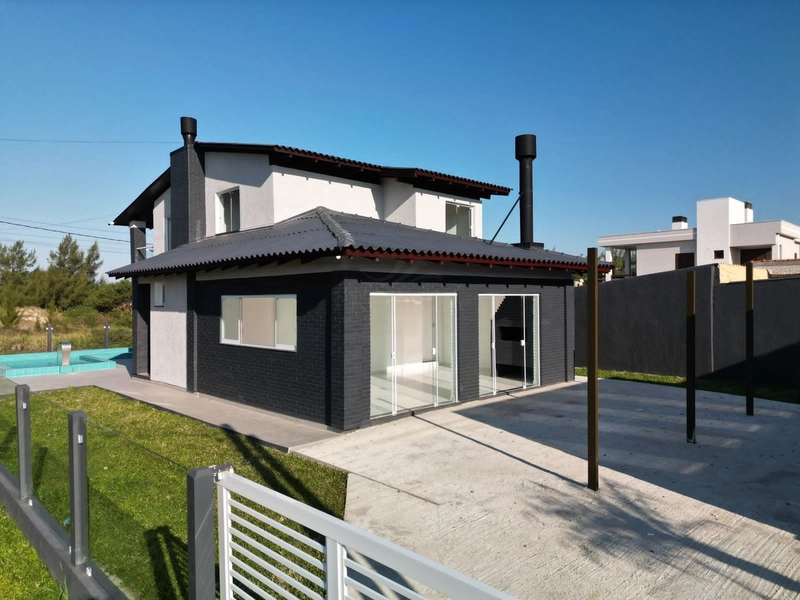 Casa a venda de esquina 3 Dormitórios com piscina!!: 4ª foto da galeria de imagens do imóvel