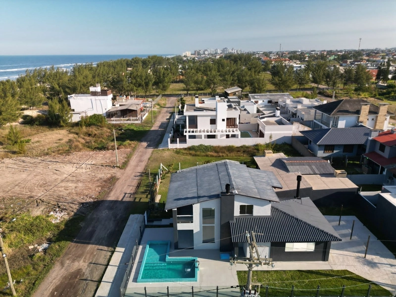 Casa a venda de esquina 3 Dormitórios com piscina!!: 2ª foto da galeria de imagens do imóvel