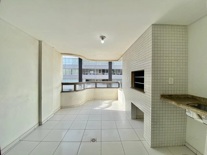 Amplo 2 dormitório, com sacadão de frente gourmet. 1 quadra do mar!: 2ª foto da galeria de imagens do imóvel