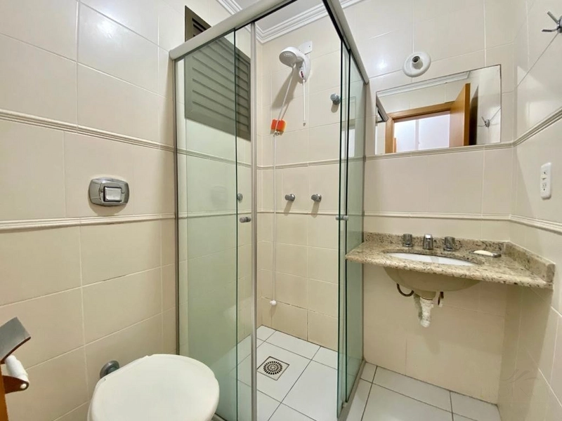 Amplo 2 dormitório, com sacadão de frente gourmet. 1 quadra do mar!: 16ª foto da galeria de imagens do imóvel