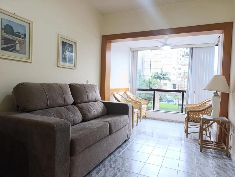 Apartamento de frente, com vista para Praça Flávio Boianovski!