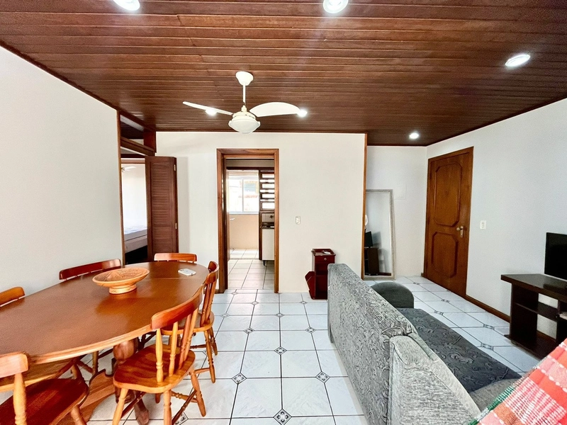 Apartamento 02 dormitórios, sacada com churrasqueira 30 metros do  Mar: 1ª foto da galeria de imagens do imóvel