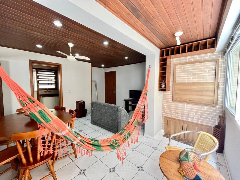 Apartamento 02 dormitórios, sacada com churrasqueira 30 metros do  Mar: 11ª foto da galeria de imagens do imóvel