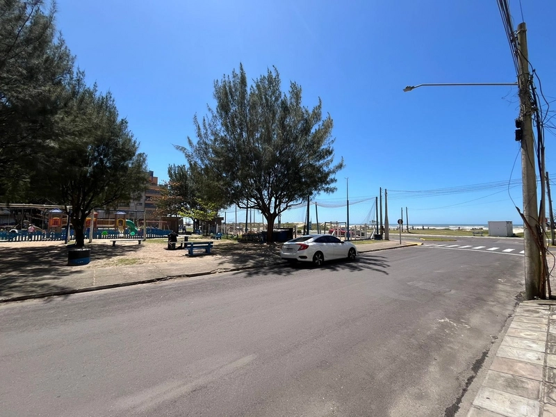 Apartamento 02 dormitórios, sacada com churrasqueira 30 metros do  Mar: 12ª foto da galeria de imagens do imóvel