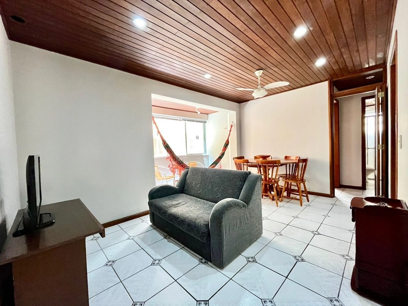 Apartamento 02 dormitórios, sacada com churrasqueira 30 metros do  Mar: 6ª foto da galeria de imagens do imóvel