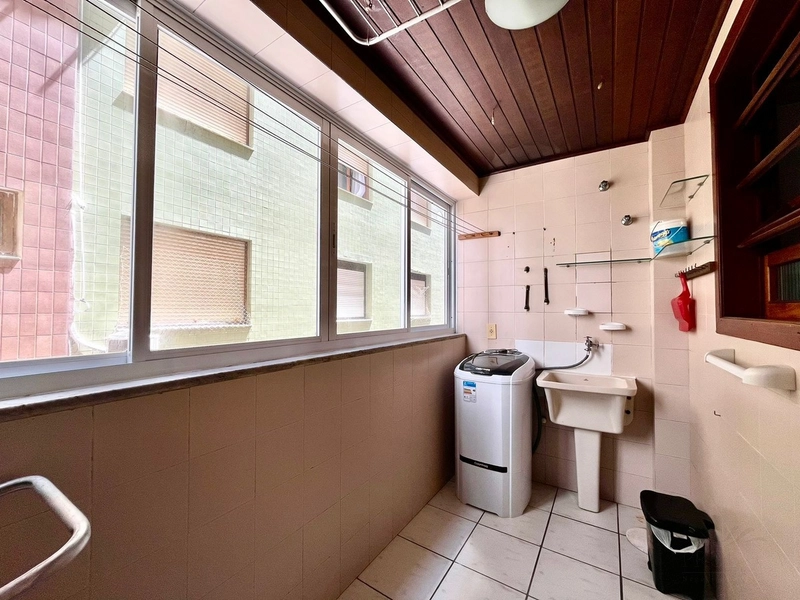 Apartamento 02 dormitórios, sacada com churrasqueira 30 metros do  Mar: 9ª foto da galeria de imagens do imóvel