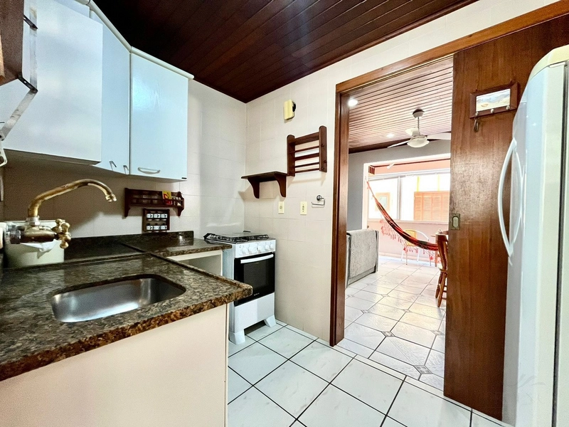 Apartamento 02 dormitórios, sacada com churrasqueira 30 metros do  Mar: 8ª foto da galeria de imagens do imóvel