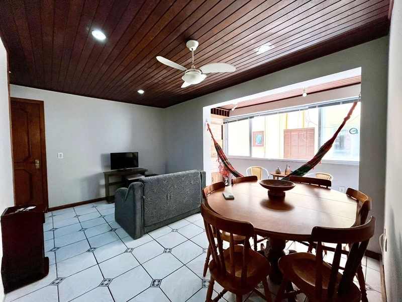 Apartamento 02 dormitórios, sacada com churrasqueira 30 metros do  Mar: 4ª foto da galeria de imagens do imóvel