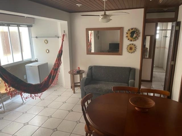 Apartamento 02 dormitórios, sacada com churrasqueira 30 metros do  Mar: 2ª foto da galeria de imagens do imóvel