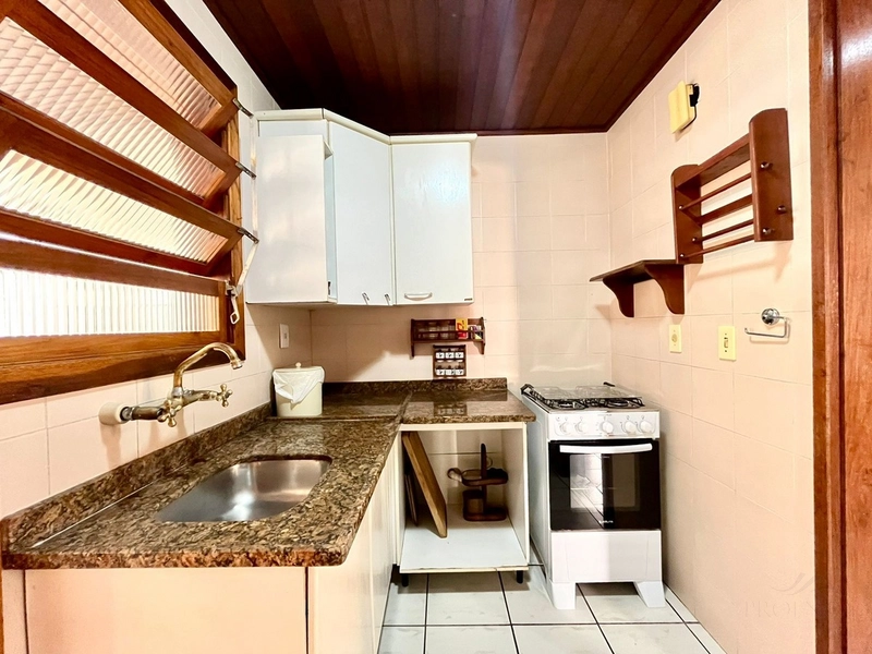 Apartamento 02 dormitórios, sacada com churrasqueira 30 metros do  Mar: 7ª foto da galeria de imagens do imóvel