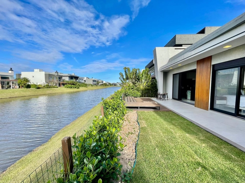 Casa Térrea 4 suítes Beira Lago - Cond Capão Ilhas - Capão da Canoa: 1ª foto da galeria de imagens do imóvel