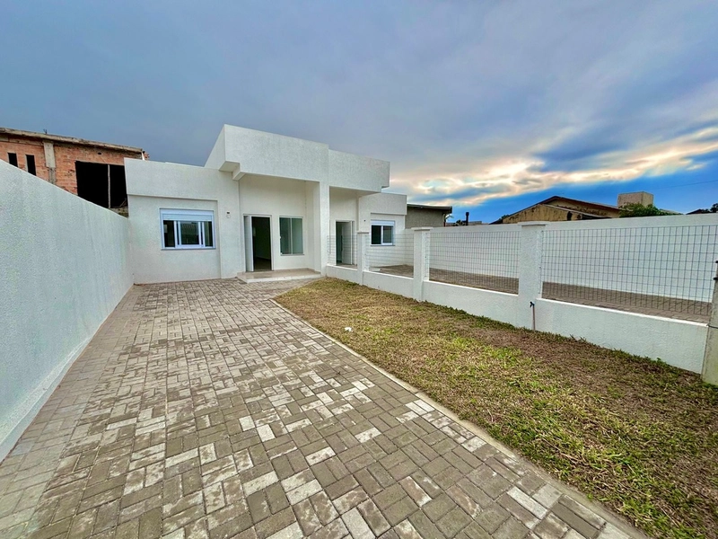 Zona Nova! Casa geminada, diferenciada, ampla, 3 dormitórios, suíte!: 1ª foto da galeria de imagens do imóvel