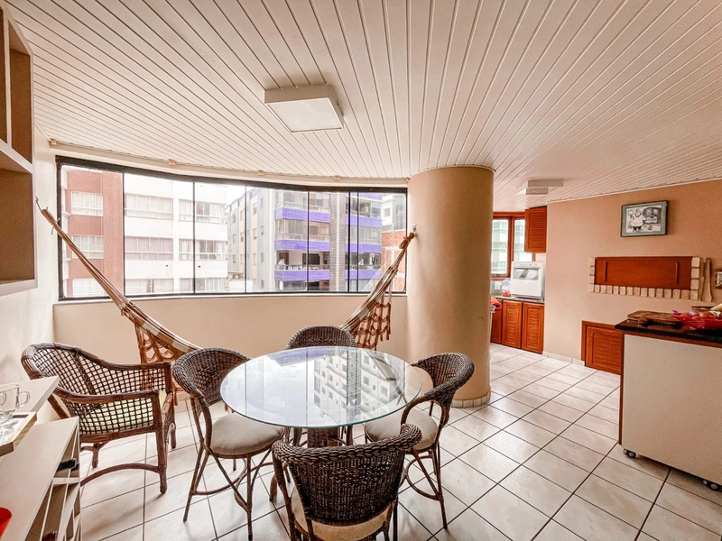 Apartamento de 3 Dormitórios com box uma Quadra do mar: 2ª foto da galeria de imagens do imóvel